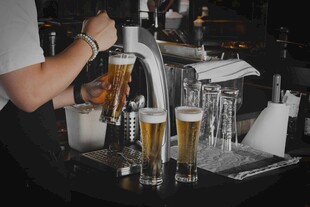 酒吧调酒师正在倒啤酒