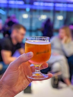 手持精酿啤酒特写