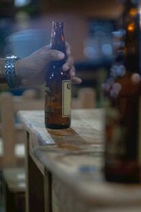 酒吧场景中的啤酒与手