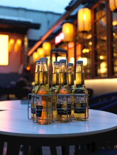 户外桌上的啤酒瓶组合