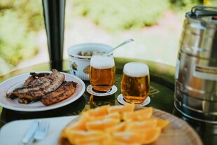 美味餐食配啤酒惬意时光