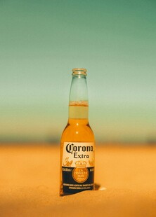 沙漠中的格瓦斯啤酒瓶