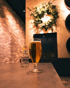酒吧内的一杯金黄啤酒
