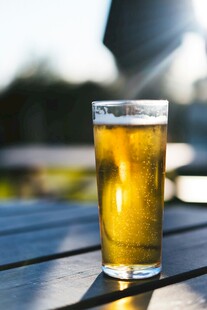 阳光下的一杯金黄啤酒