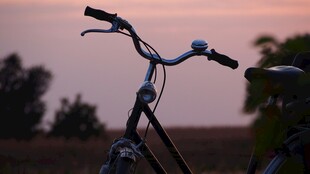 夕阳下的自行车车把