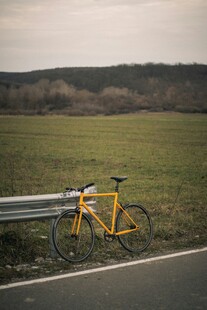 公路旁的黄色自行车