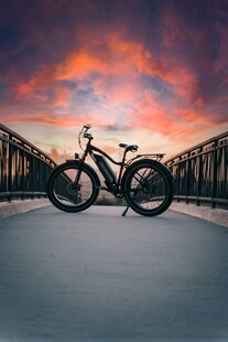 夕阳下的自行车与美丽天际