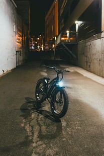 夜晚小巷中的酷炫摩托车