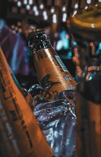 开启的香槟酒瓶特写