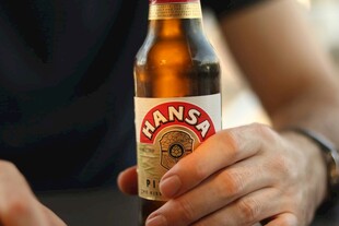 手持啤酒特写
