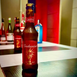桌上的精美啤酒瓶