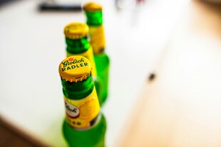 三瓶绿色啤酒瓶特写