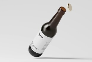倾斜的棕色酒瓶