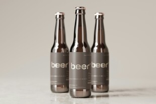 三瓶棕色啤酒瓶展示