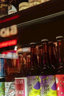 多彩啤酒瓶陈列展示