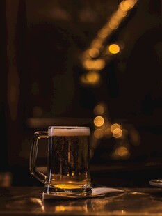 灯光下的啤酒杯