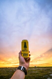 手持啤酒罐