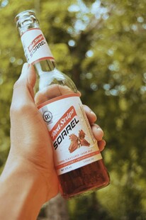 手持啤酒瓶享受惬意时光