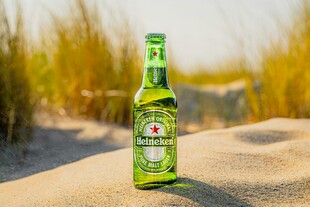 沙滩上的绿色啤酒瓶
