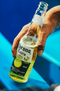 手持啤酒瓶特写