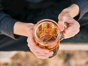 双手捧持啤酒