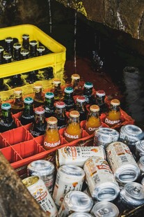 户外堆放的多样瓶装罐装饮品