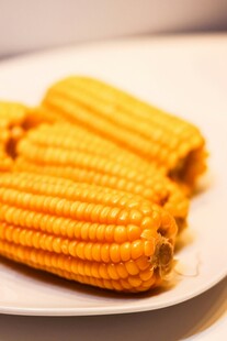 盘中香甜玉米棒