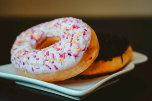 美味撒糖甜甜圈摆于盘上