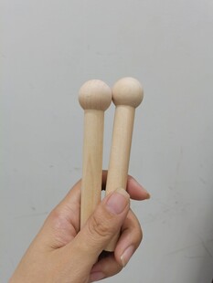 手拿木棍特写