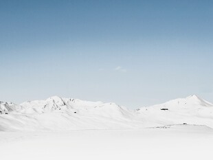 雪覆山峦蓝天景