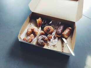 美味多样的盒装油炸食品