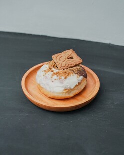 木盘上的美味甜点
