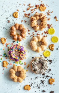 多彩甜甜圈与配料组合