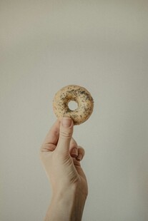 手托美味甜甜圈特写