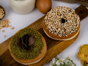 美味糕点与周边食材展示