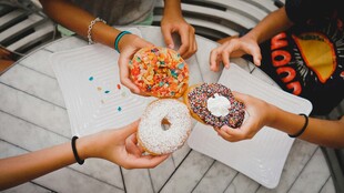 多人共享美味甜甜圈时刻