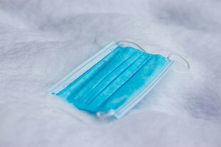 蓝色医用口罩特写