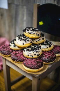 美味多彩甜甜圈堆叠展示