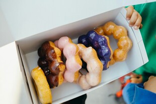 多彩美味甜甜圈待品尝