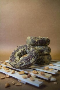 堆叠的美味夹心坚果饼干