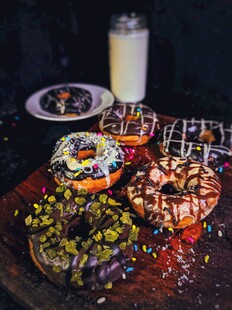 多彩美味甜甜圈与饮品