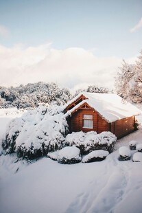 雪覆小屋的冬日静谧景象