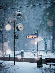 雪天中的街头钟表场景