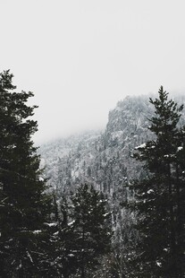山林雪景中的巍峨山峰