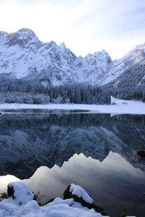 冬日雪山湖泊静谧美景