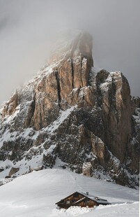 雪山孤峰下的静谧小屋