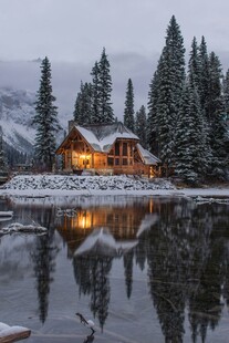 雪夜湖畔小屋的静谧美景