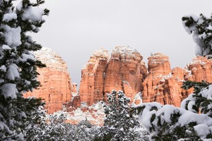 雪覆红岩景观