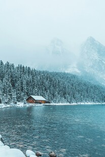 冬日湖畔雪景小屋
