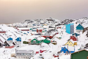 雪中小镇多彩房屋景观